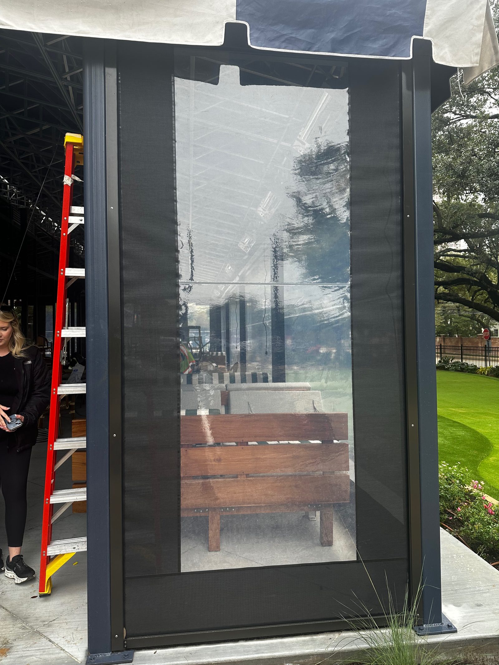 Fixed-panel patio enclosure for outdoor commercial seating
